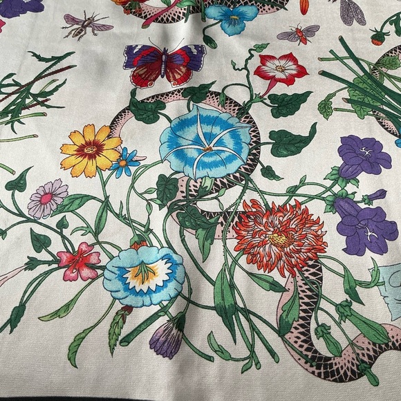 Authentic Gucci 100% Silk Scarf Floral Botanical Snake Print Black Border Italy - Picture 8 of 12
